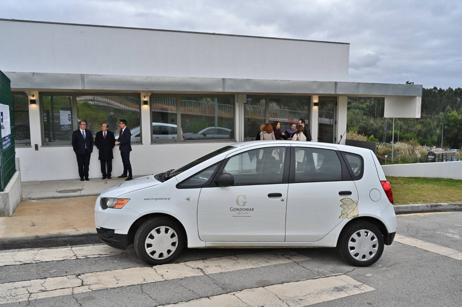 Município cede viatura à Equipa de Tratamento de Comportamentos Aditivos e Dependências de Gon...