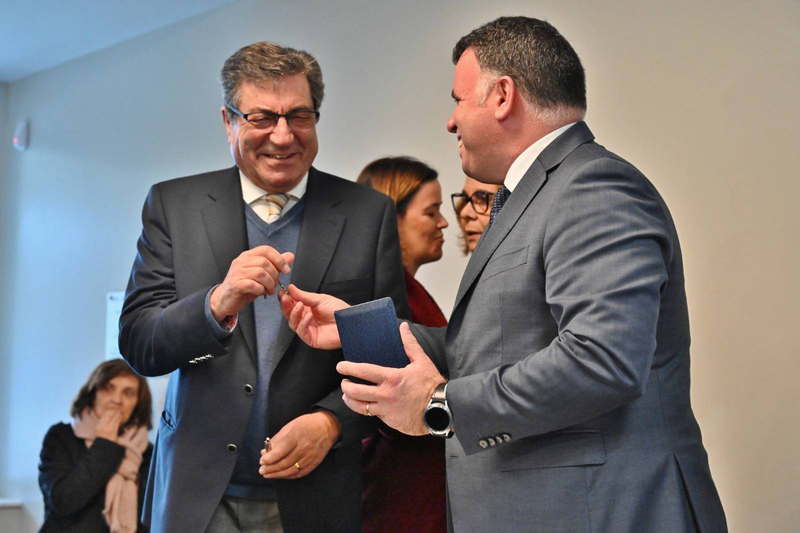 Município cede viatura à Equipa de Tratamento de Comportamentos Aditivos e Dependências de Gon...