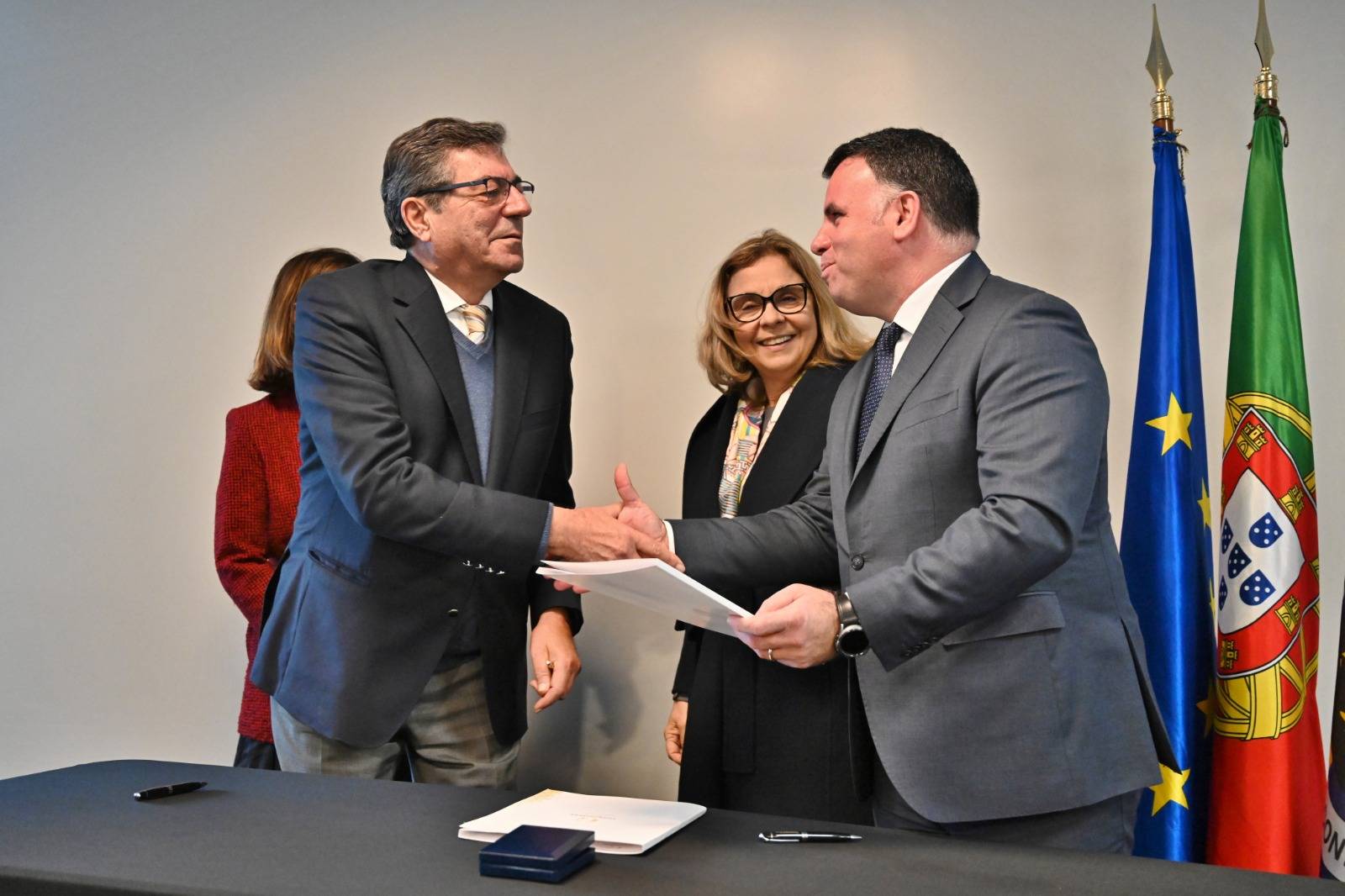 Município cede viatura à Equipa de Tratamento de Comportamentos Aditivos e Dependências de Gon...