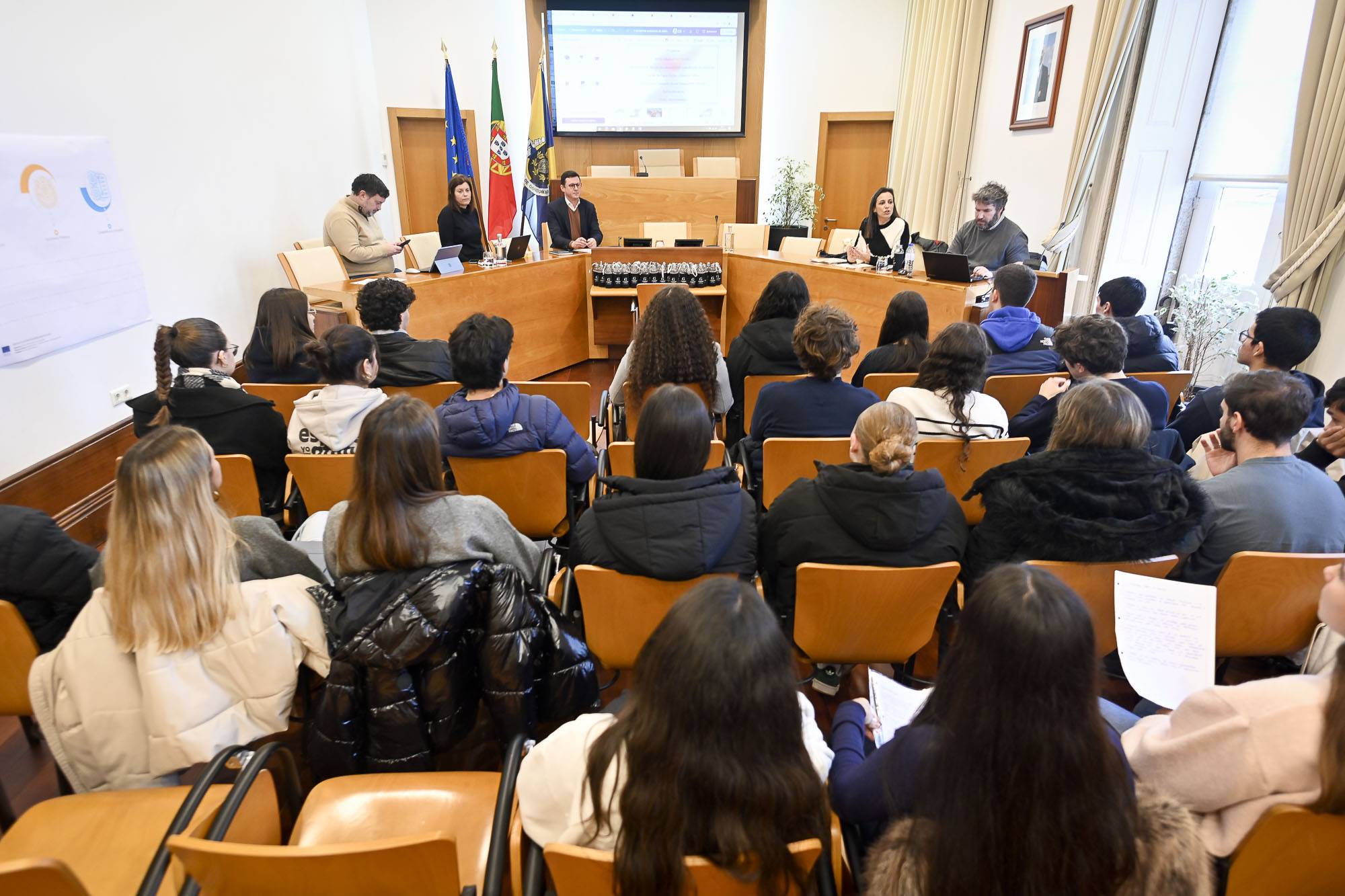 Jovens de Gondomar já podem utilizar o Cartão Jovem Municipal Já se encontra disponível o Car...
