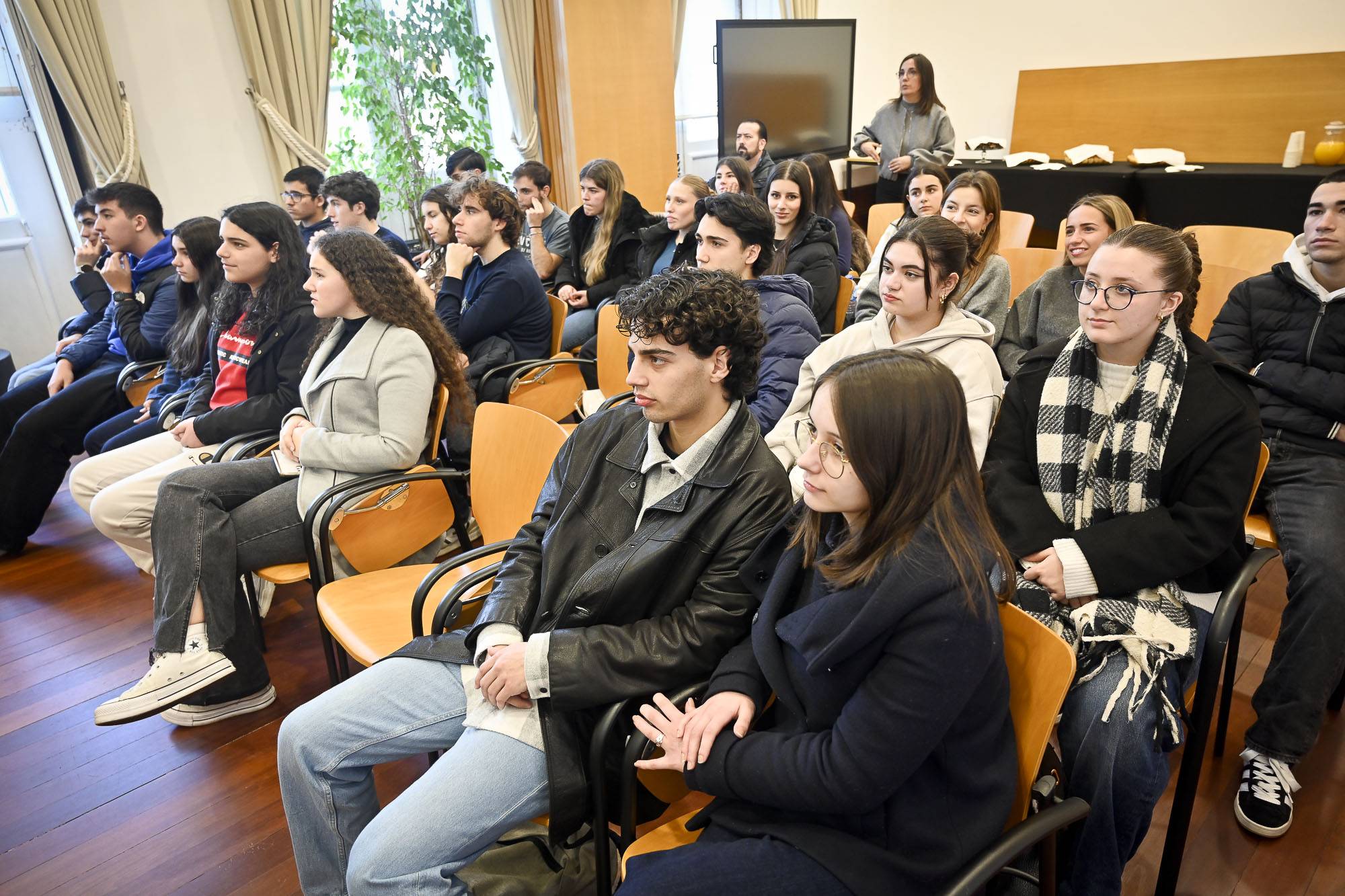 Jovens de Gondomar já podem utilizar o Cartão Jovem Municipal Já se encontra disponível o Car...