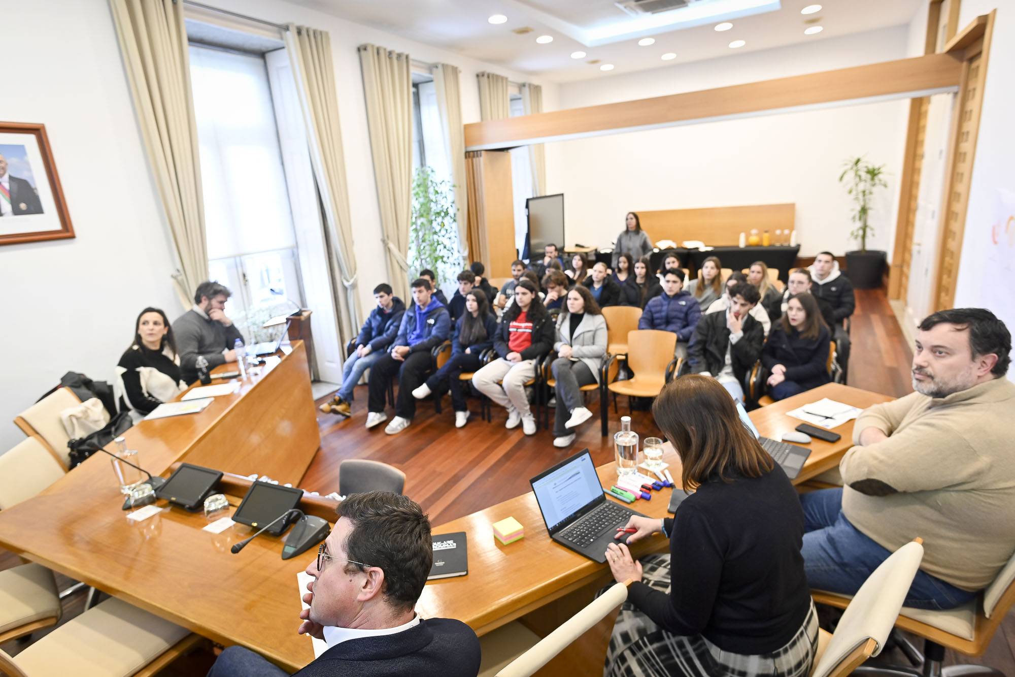 Jovens de Gondomar já podem utilizar o Cartão Jovem Municipal Já se encontra disponível o Car...