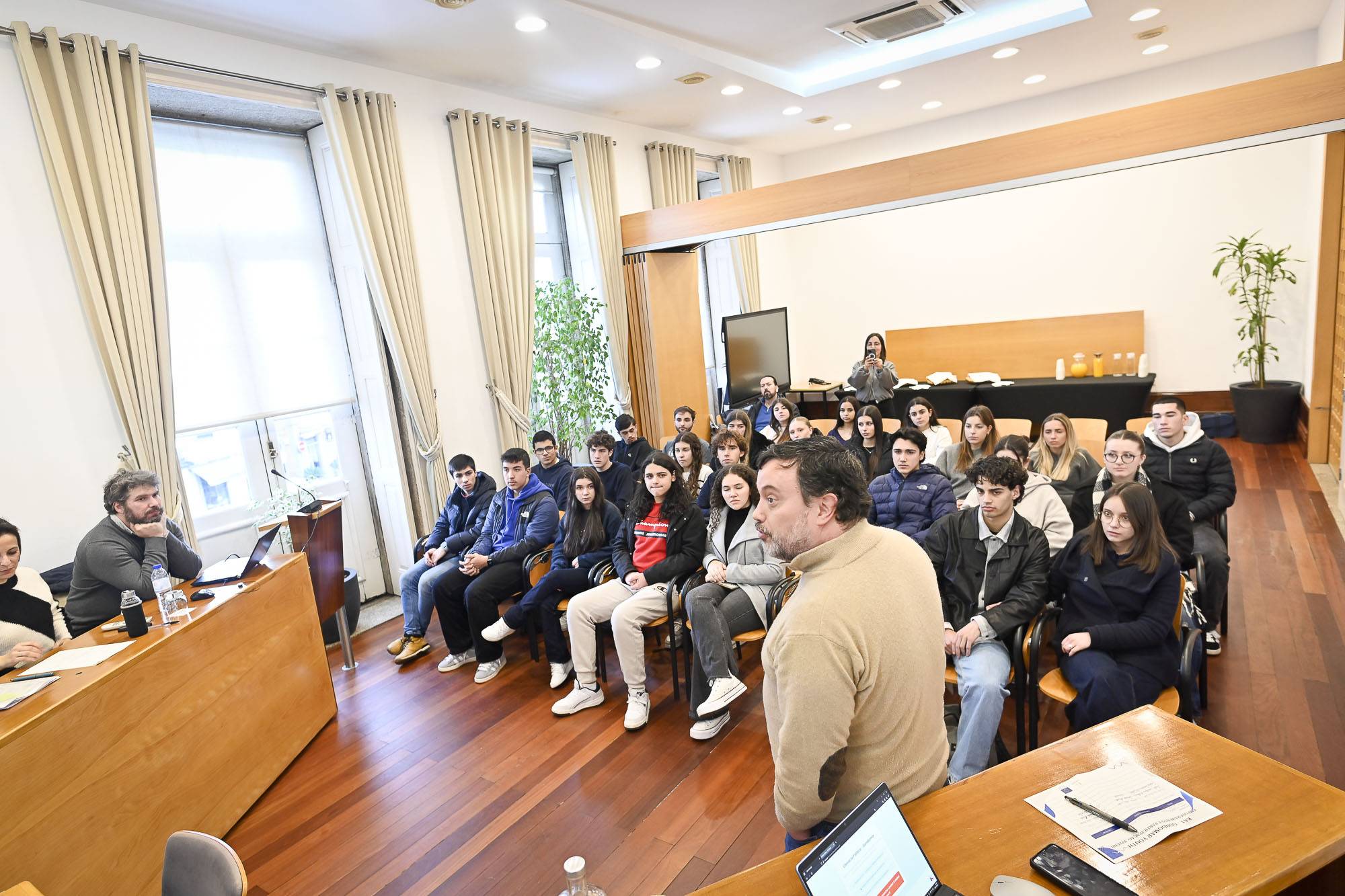 Jovens de Gondomar já podem utilizar o Cartão Jovem Municipal Já se encontra disponível o Car...