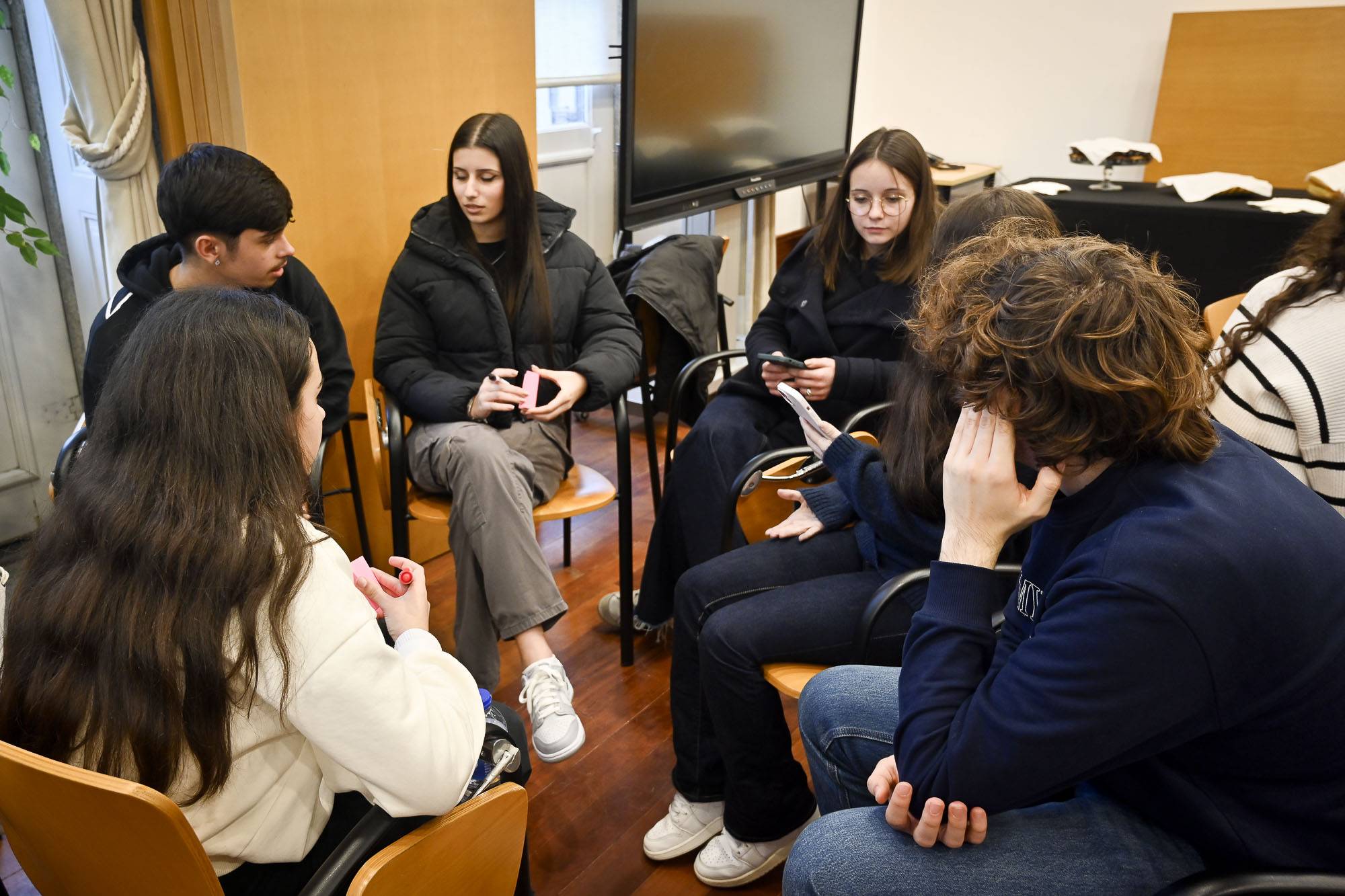 Jovens de Gondomar já podem utilizar o Cartão Jovem Municipal Já se encontra disponível o Car...