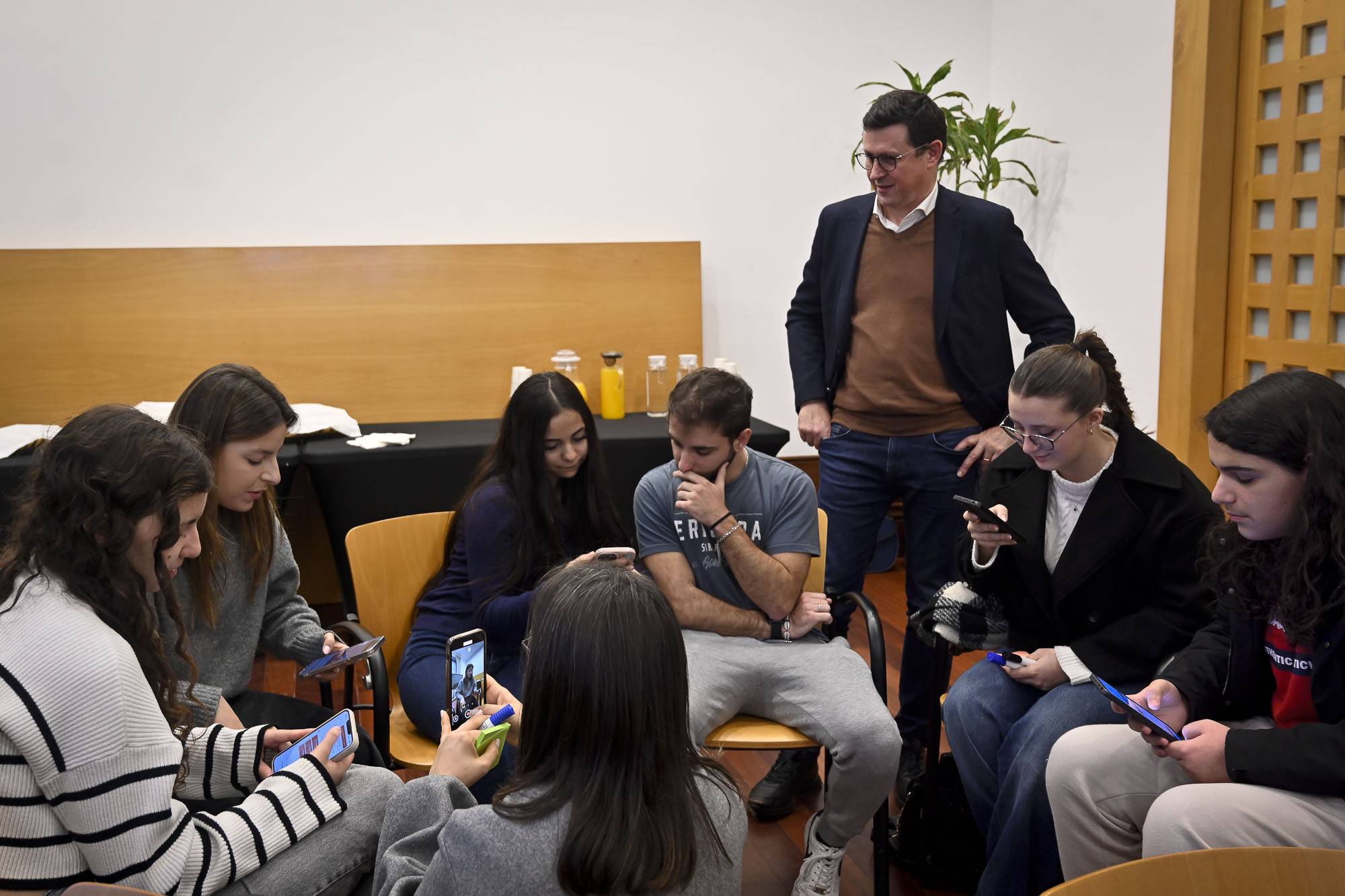 Jovens de Gondomar já podem utilizar o Cartão Jovem Municipal Já se encontra disponível o Car...