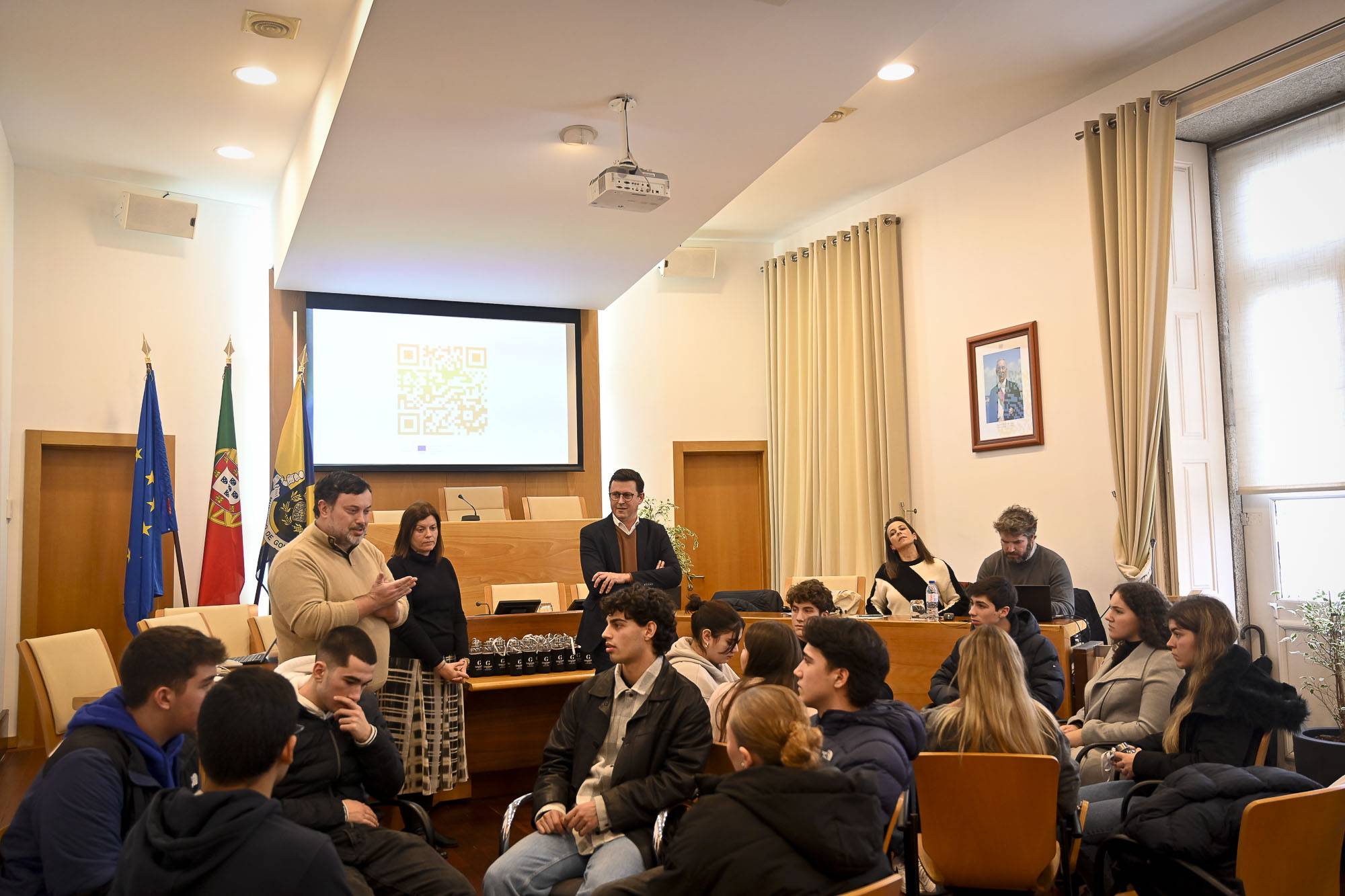 Jovens de Gondomar já podem utilizar o Cartão Jovem Municipal Já se encontra disponível o Car...